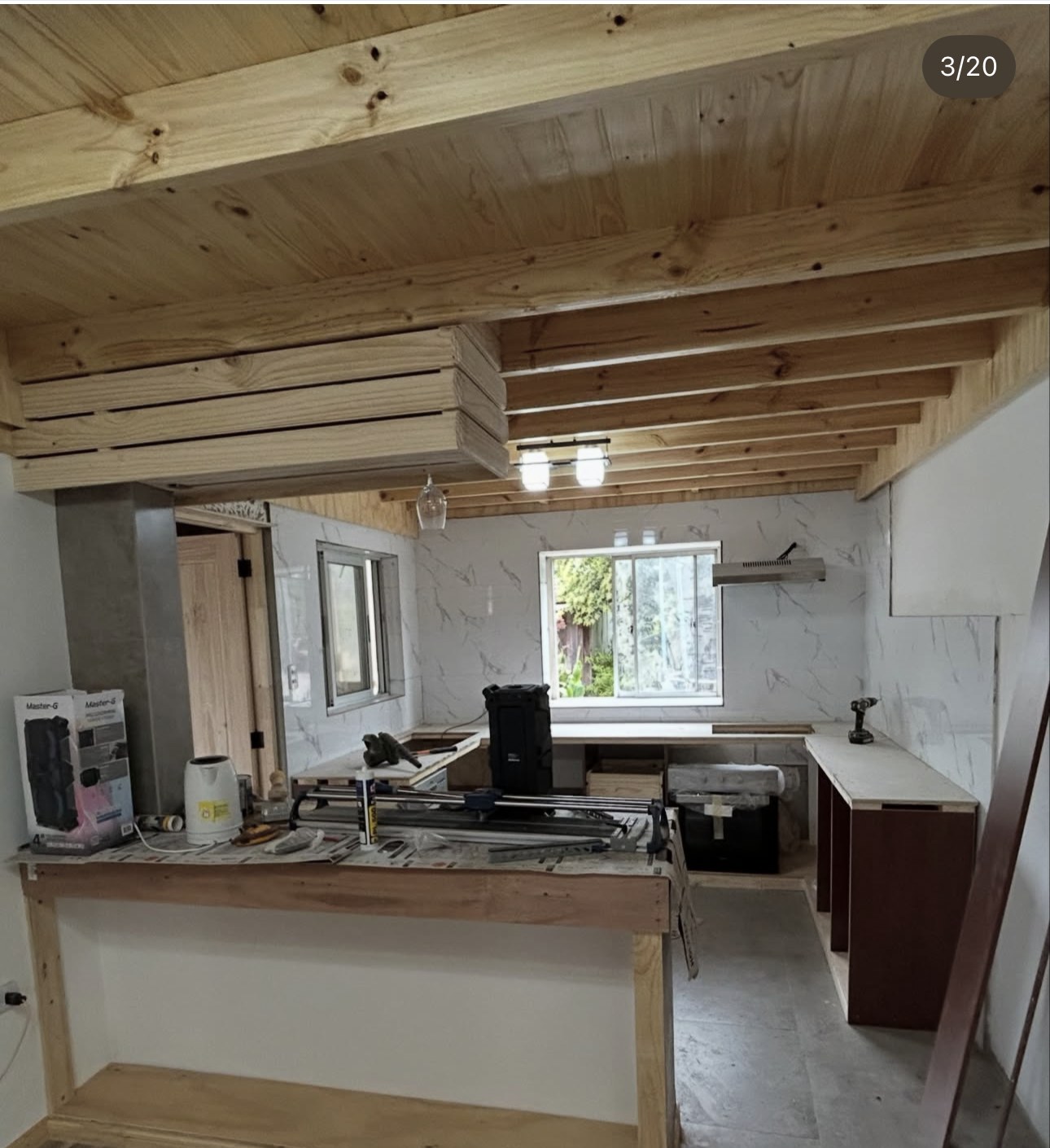 Remodelación de cocina en obra, estructura de madera y cerámica
