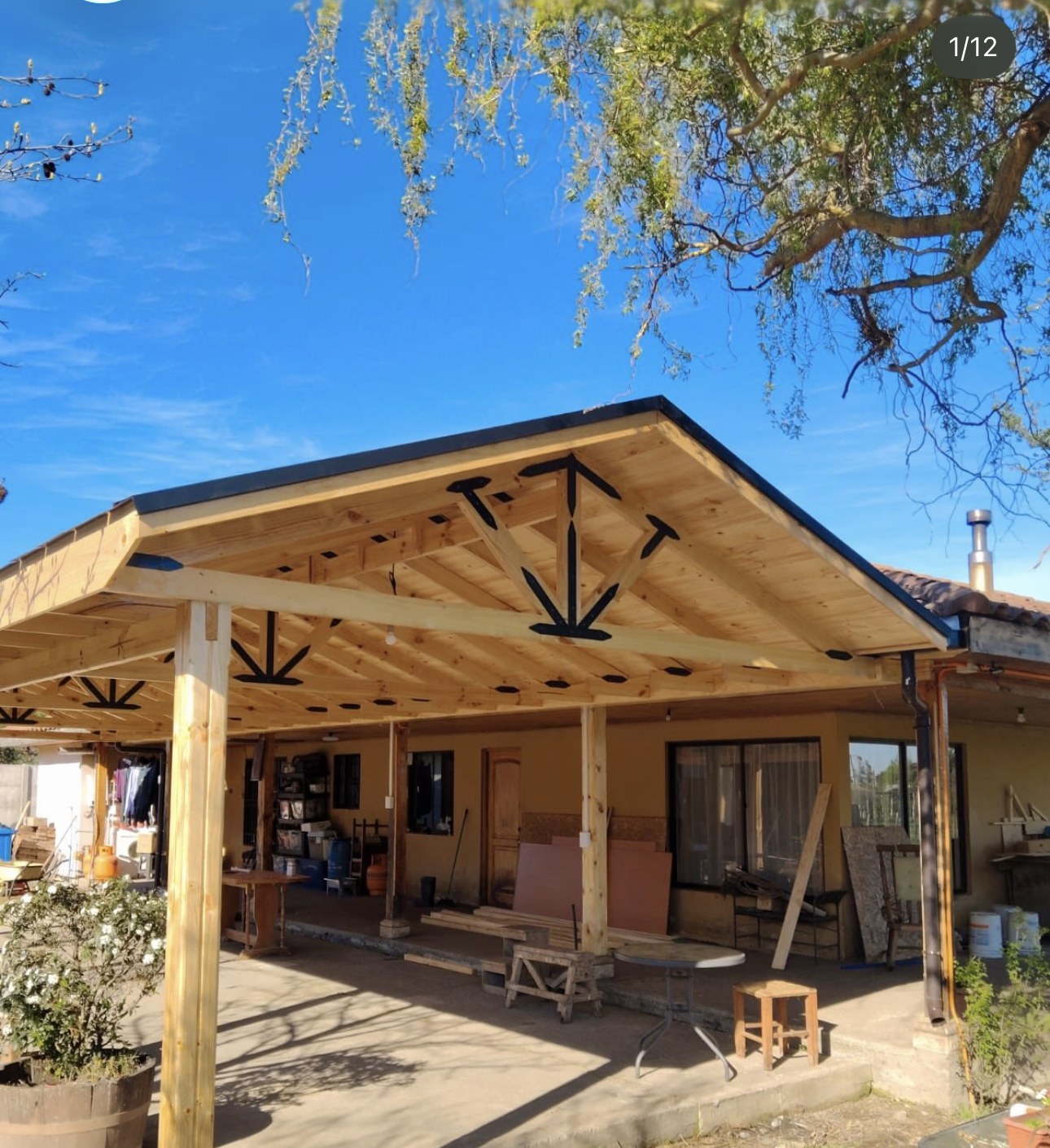 Terraza techada con estructura de madera construida por Conzama, obra en Comalle, Maule