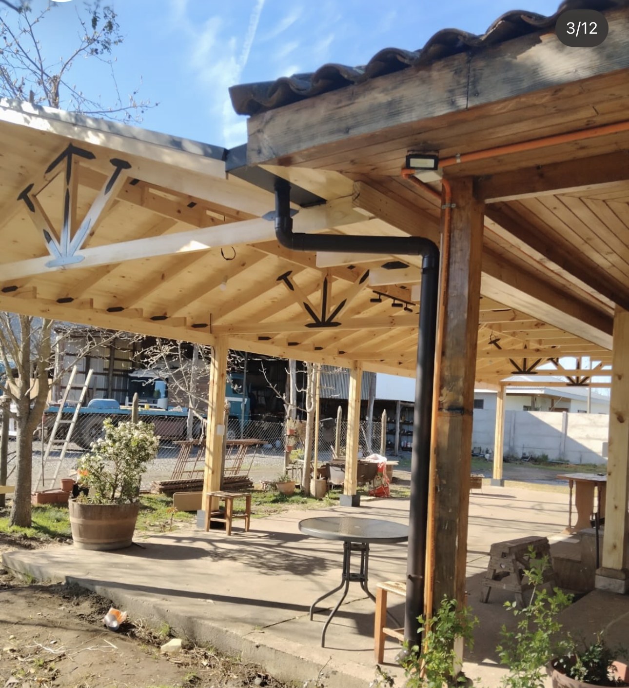 Estructura de techumbre de madera en construcción, faena Conzama